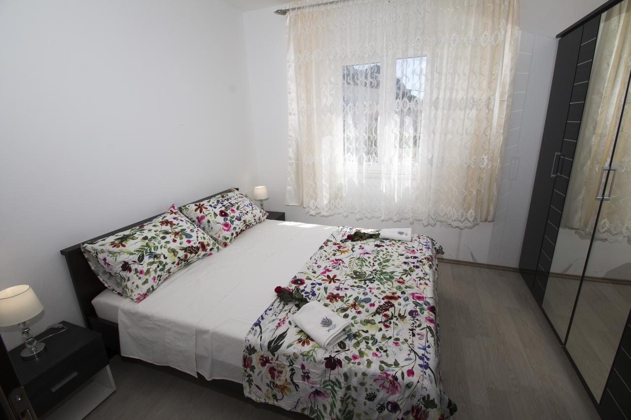 Appartement Apartman Horizont à Omiš Extérieur photo