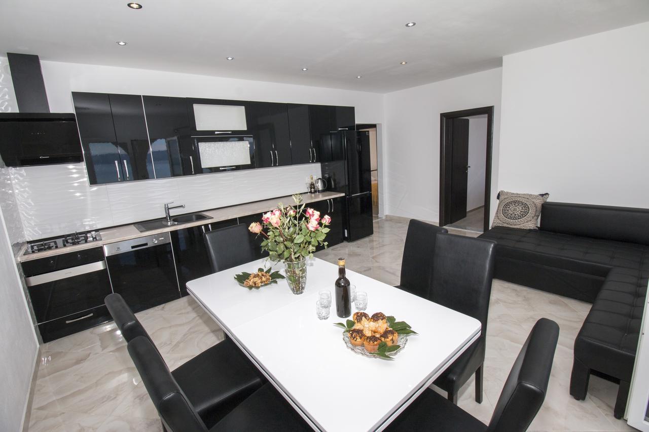 Appartement Apartman Horizont à Omiš Extérieur photo