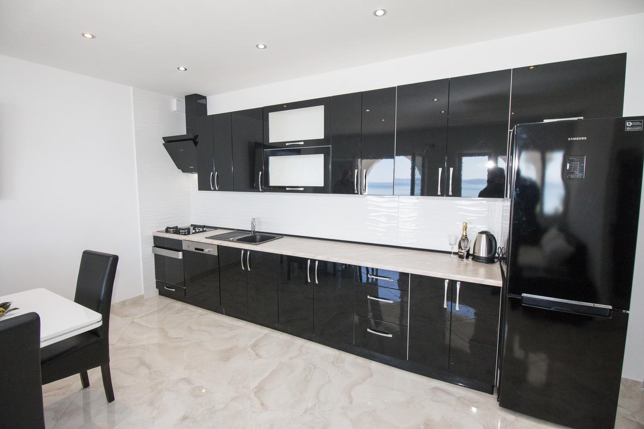 Appartement Apartman Horizont à Omiš Extérieur photo